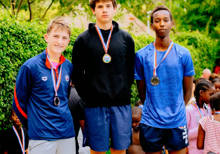 ISA young swimmers on the podium with their medals